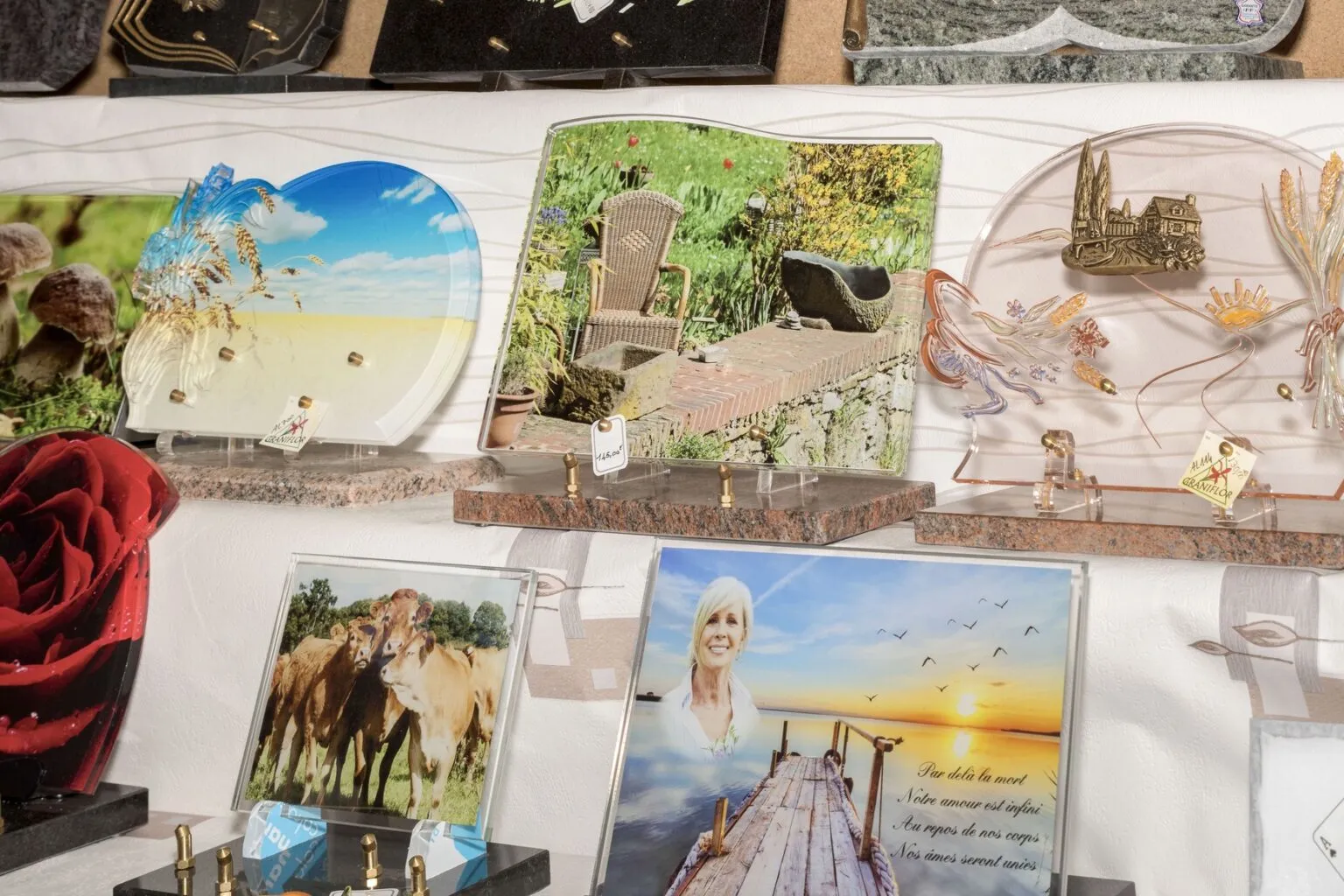 Exposition de plaques funéraires modernes en plexiglas avec motifs imprimés