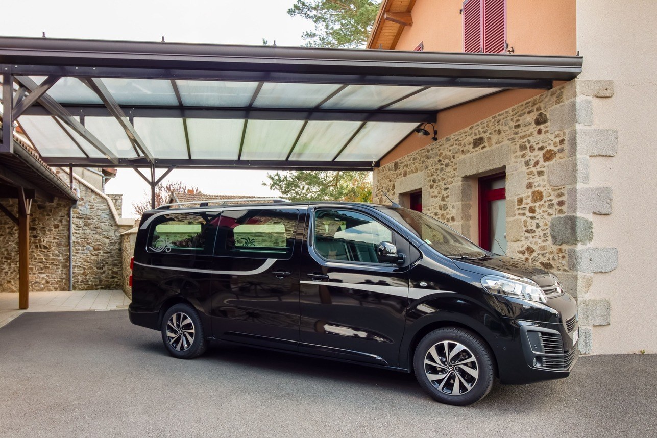 Corbillard noir moderne garé sous l'auvent abrité