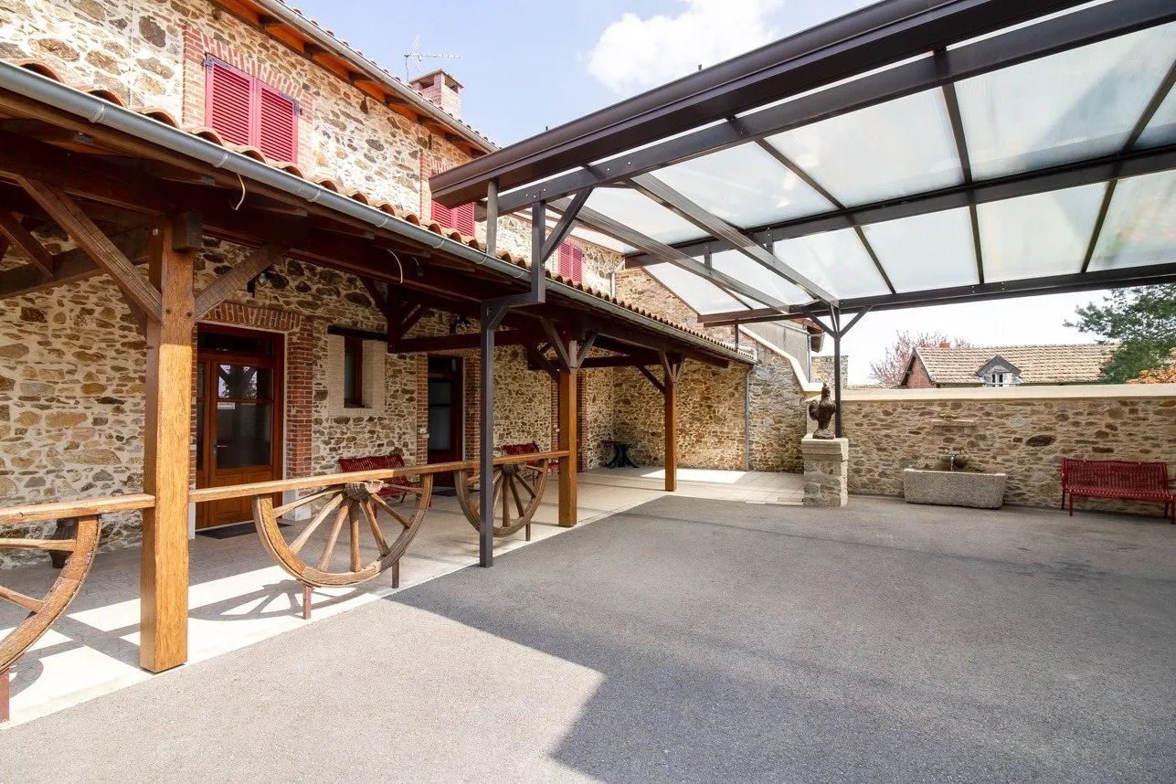 Vue extérieure du funérarium avec auvent, verrière moderne et grand parking goudronné