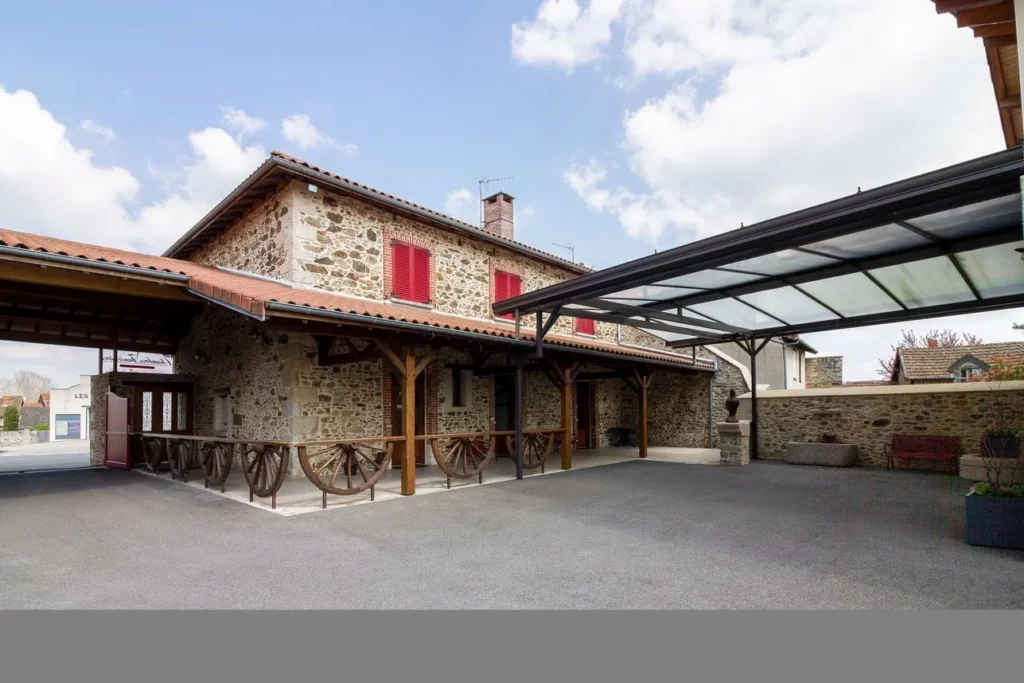 Vue extérieure du funérarium avec auvent, verrière moderne et grand parking goudronné