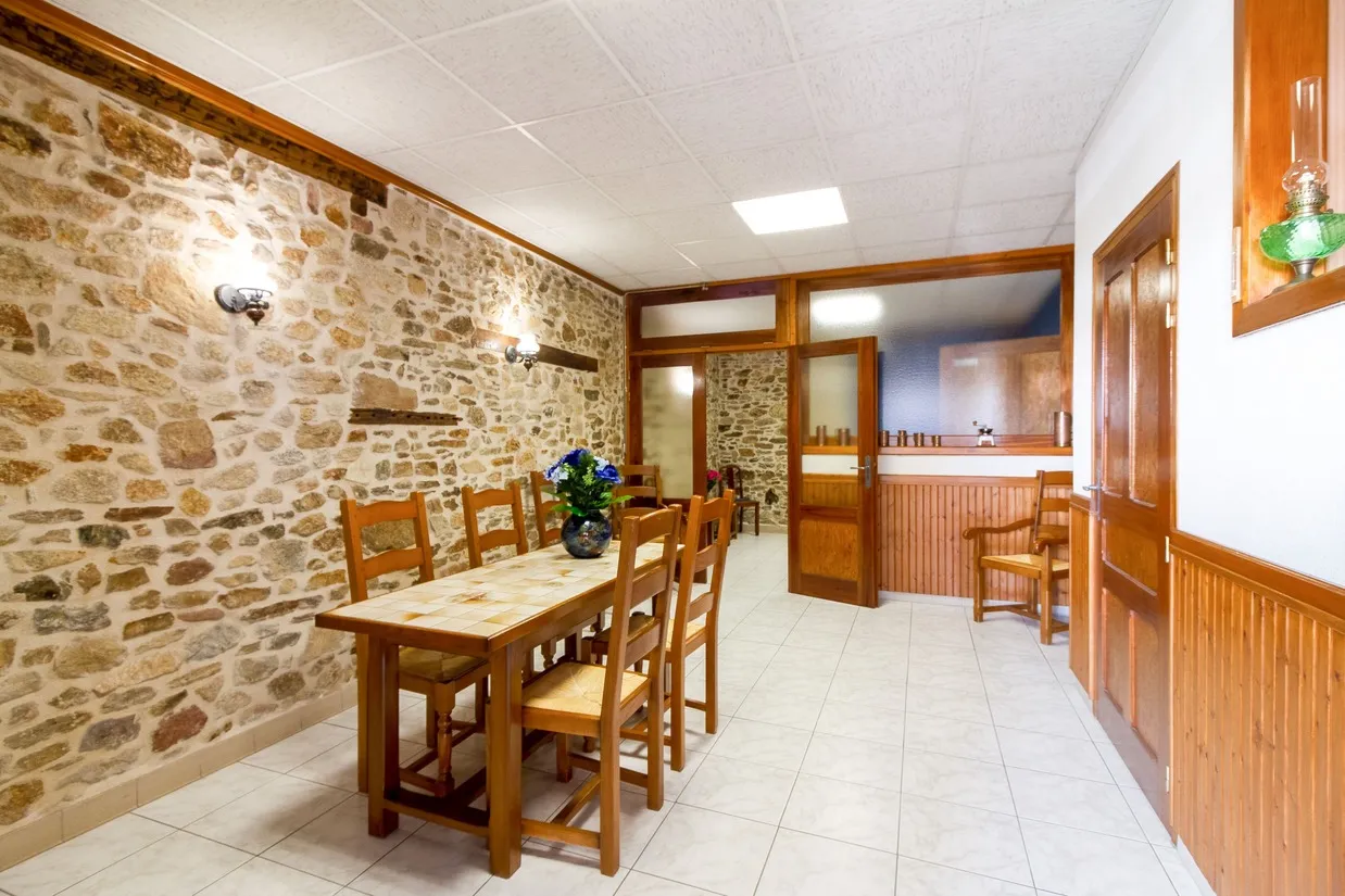 Grande table de réception en bois avec chaises dans une salle