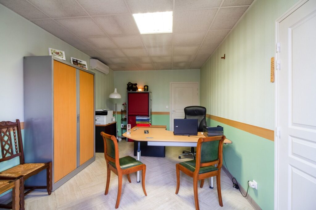 fleurs dans un vase dans un cimetiere